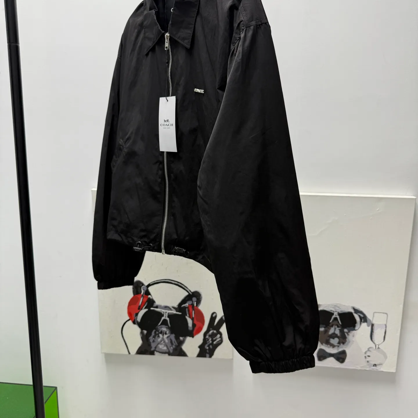 For new arrivals, Coach spring jackets for women. Prada has the same style, with low-key colors and a design with a bit of matte hardware. It has a proper sense of quality and the relaxed feeling of a city walk. At first glance, I am attracted by the fufu little coat. Very classic style. The hem has a closed design, so it can be easily matched with dresses, trousers and short skirts. The design of the short jacket can elongate the body proportions, and it can be worn perfectly with any combination. It is shipped from a trading company, and the quality is absolutely superb. A complete set of customer-supplied auxiliary hardware makes getting in and out of the cabinet stress-free. It can be used to keep wind and warm in early spring, and sunscreen can be used in summer. In autumn, it can be protected from wind. Can be worn from early spring to early autumn. Definitely a must-have for sisters 🤗🤗🤗 Color: Black Composition (polyester fiber) Size: S-L (loose and short version) S size: length 54CM, bust 120CM, shoulder width 49CM, sleeve length 56CM, reference weight 90-105 catties M size: length 56CM, bust 124CM, shoulder width 50CM, sleeve length 57CM Reference weight: 105-115 catties. Size L: length 58CM, bust 128CM, shoulder width 51CM, sleeve length 58CM. Reference weight: 115-130 catties